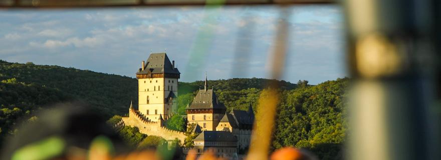 Jak probíhá vyhlídkový let balonem? Vyzkoušeno nad Karlštejnem