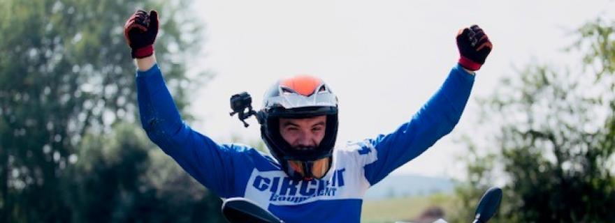 Testování božích motorek na enduro trati
