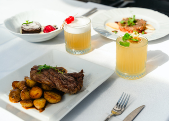 Меню з трьох страв з видом на Прагу: Sky Bar & Restaurant