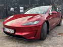 Jízda Teslou Model 3 – Performance highland 24 na polygonu v Hradci Králové