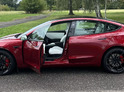 Jízda Teslou Model 3 – Performance highland 24 na polygonu v Hradci Králové