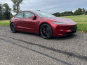 Jízda Teslou Model 3 – Performance highland 24 na polygonu v Hradci Králové