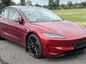Jízda Teslou Model 3 – Performance highland 24 na polygonu v Hradci Králové