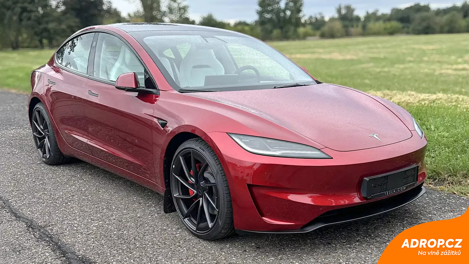 Jízda Teslou Model 3 – Performance highland 24 na polygonu v Hradci Králové