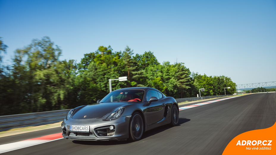 Jízda v Porsche 718 na závodním okruhu, Most