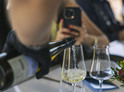 Tapas a španělské šumivé víno cava v oblacích nad Prahou