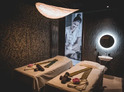 Relaxační rituály s terapií červeným světlem a masáží