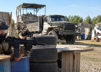 Adrenalinové zážitky: těžká technika, airsoft a střelba v Maďarsku