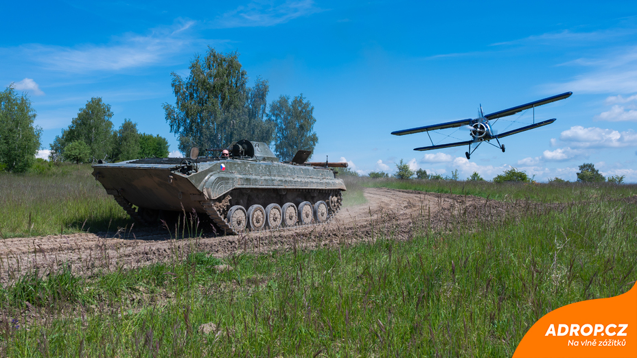 Jízda v BVP a vyhlídkový let Antonovem AN-2 nad vojenskou technikou