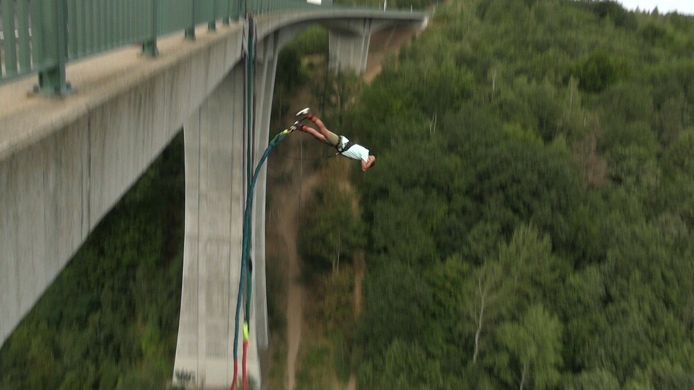 bungee jumping z mostu