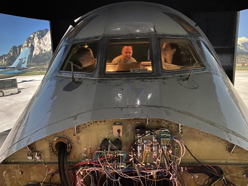 Simulátor letadla Douglas DC-9 pohled zvenku Simulátor letadla Douglas DC-9 pohled zvenku