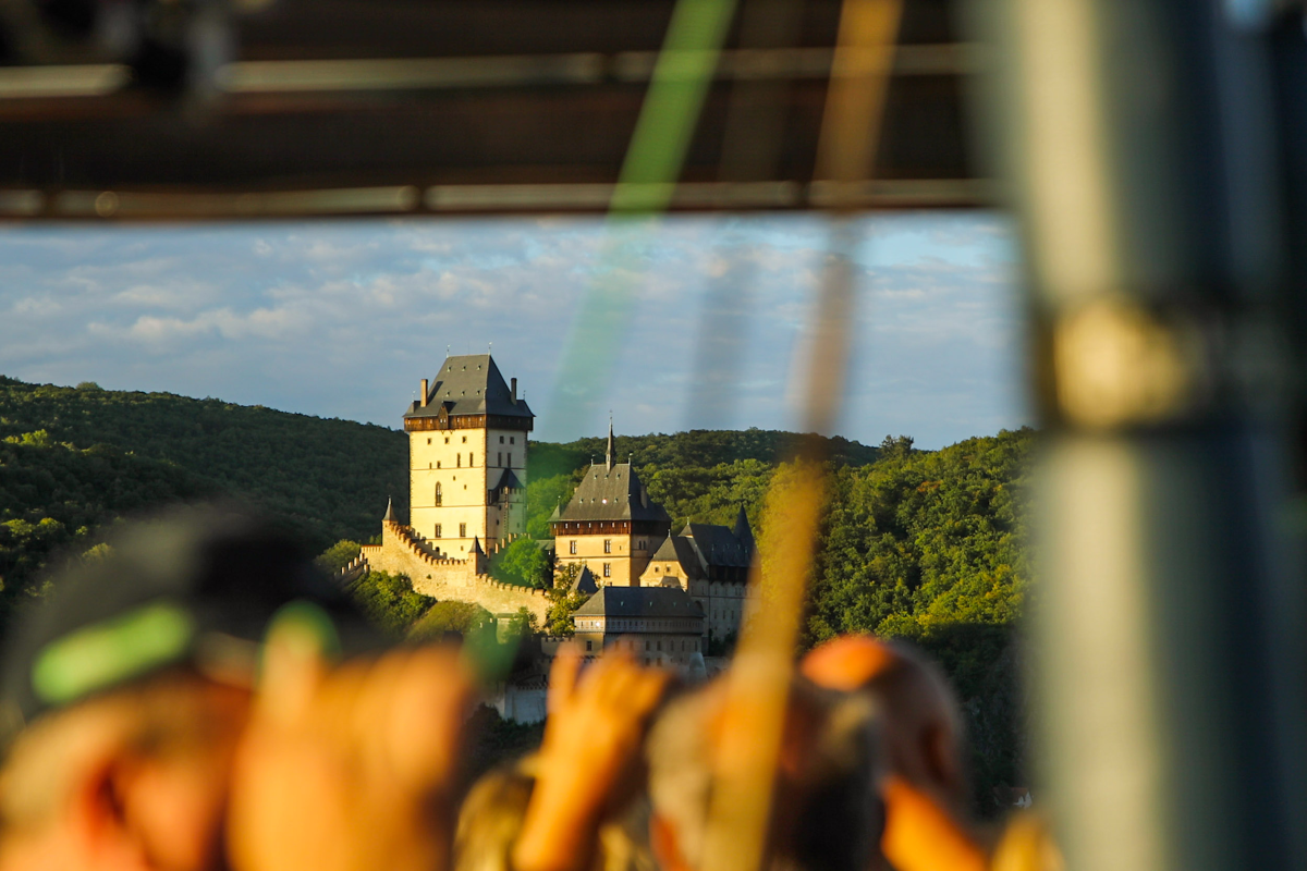 let balonem Karlstejn