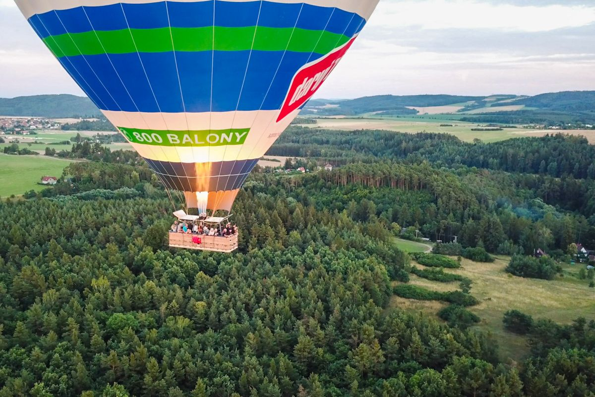 let balonem Karlstejn