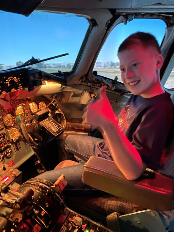 Simulátor letadla Douglas DC-9 - spokojený malý zákazník Simulátor letadla Douglas DC-9 - spokojený malý zákazník