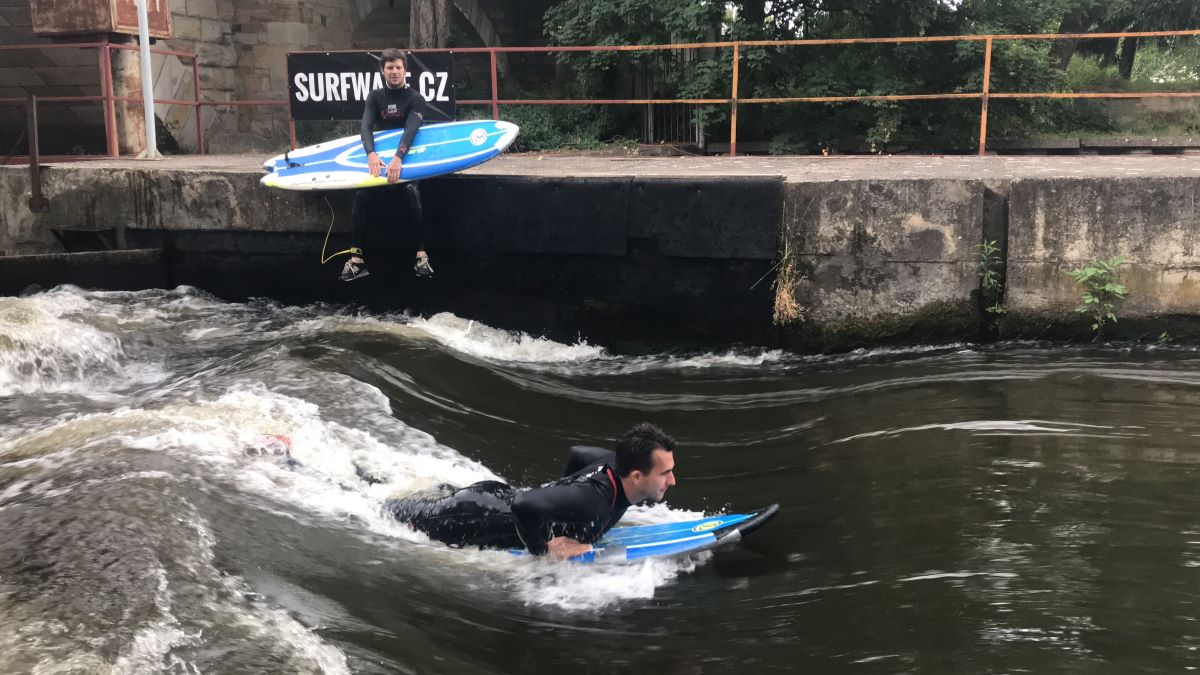 surfing na řece