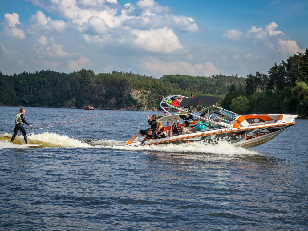wakesurfing za člunem