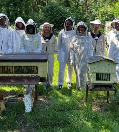 Teambuilding medzi včelami: Ako sme na jeden deň vymenili kanceláriu za včelí úľ