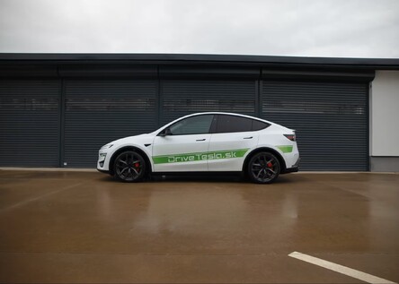 Jazda na Tesle Model Y Juniper Performance