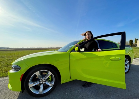 Jazda na Dodge Charger na letiskovej dráhe pre tínedžerov