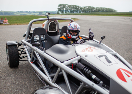 Superrýchla jazda na letiskovom okruhu v Ariel Atom  