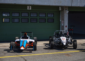 Zážitková jazda pre dvoch na Ariel Atom vs. formula F4 na letisku