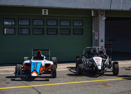 Zážitková jazda pre dvoch na Ariel Atom vs. formula F4 na letisku