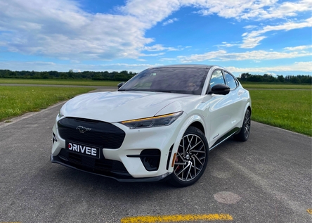 Jazda na Mustang Mach-E GT na letisku pre tínedžerov