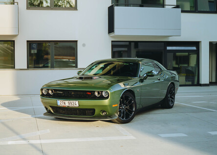 Jazda na Dodge Challenger HEMI V8 po okreskách