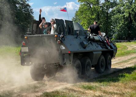 Jazda obrneným transportérom OT-64 SKOT a prehliadka techniky