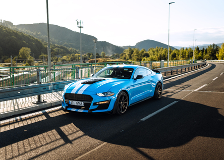 Jazda v premávke na Ford Mustang Ford Mustang GT 500 paket 