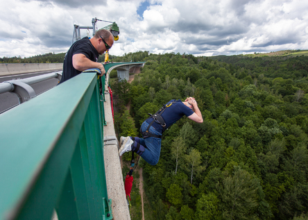 Bungee jumping z mosta