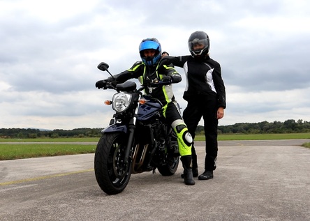 Spolujazda na motorke na letisku