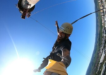 Bungee jumping z komína