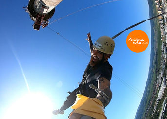 Bungee jumping z komína