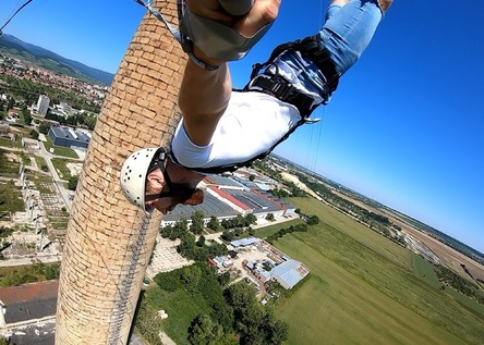 Bungee jumping z komína