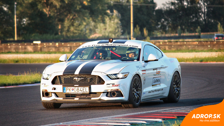 Jazda na letisku na Ford Mustang GT