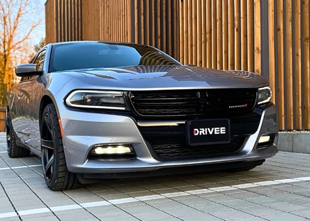 Jazda v premávke na Dodge Charger Silver Bullet