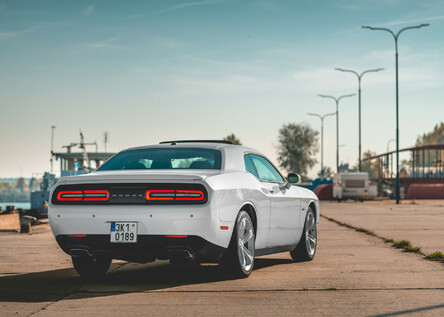 Jazda na Dodge Challenger v premávke