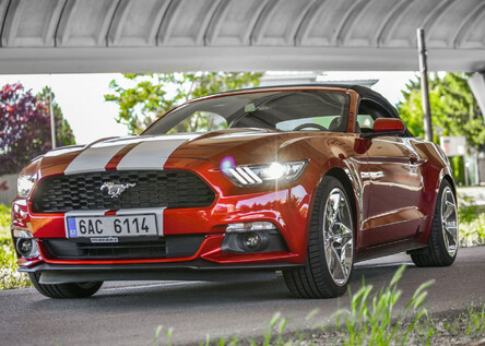 Jazda na Ford Mustang v premávke